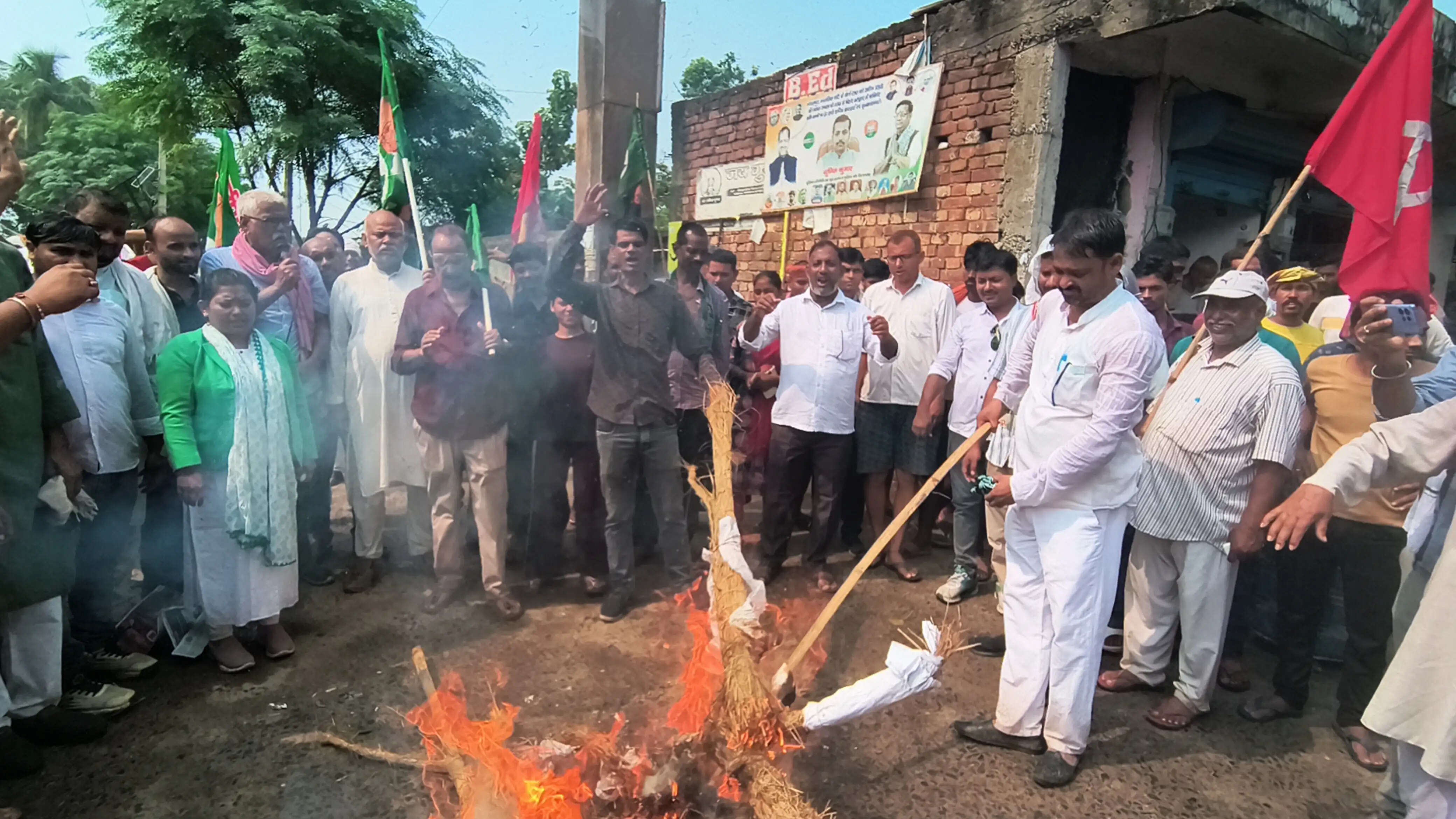 तानाशाही के खिलाफ गरजे महागठबंधन के कार्यकर्ता, ज्ञानेश कुमार और मोदी-शाह का पुतला फूंका