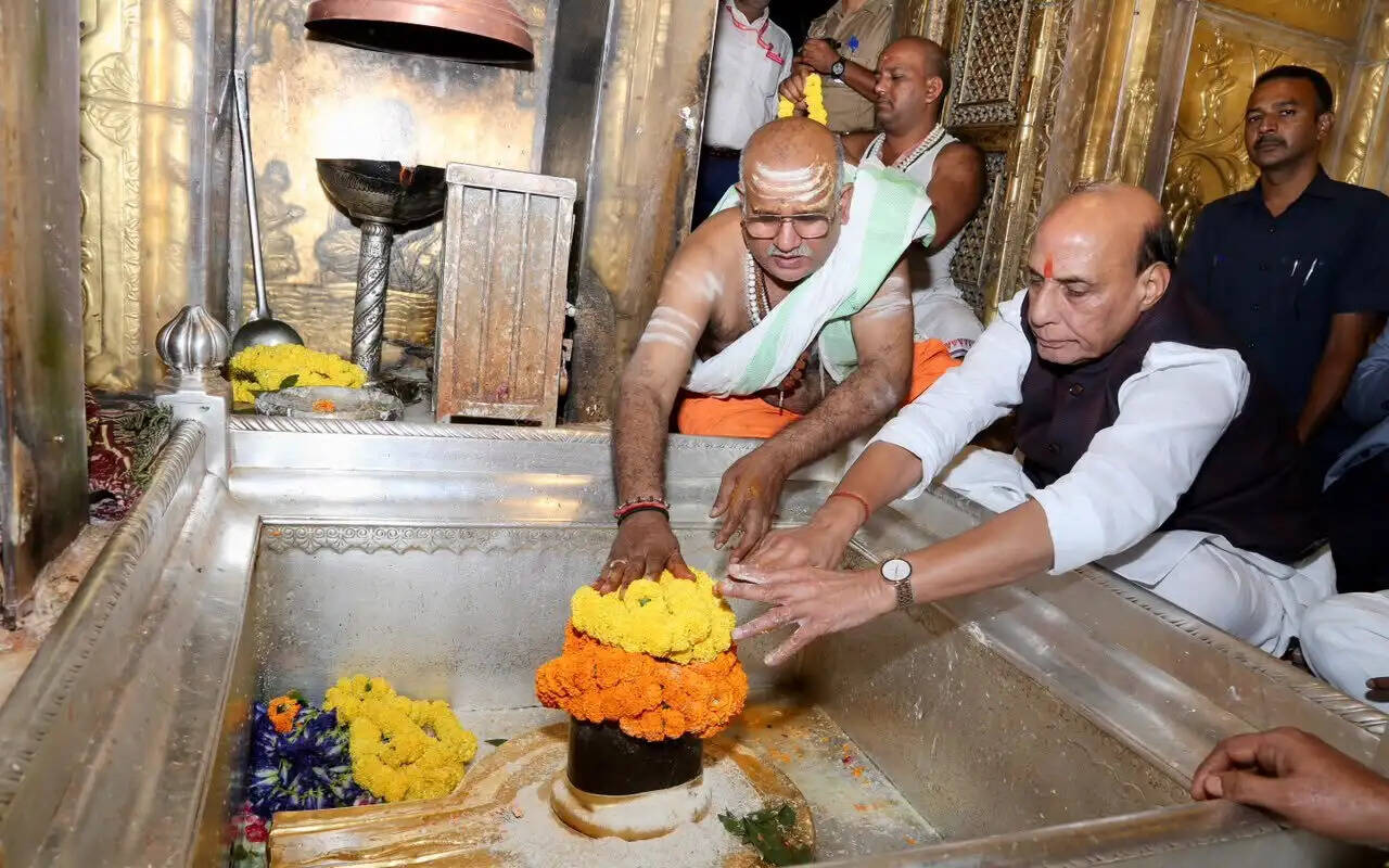 रक्षामंत्री राजनाथ सिंह ने काशी विश्वनाथ और संकटमोचन मंदिर में किए दर्शन-पूजन