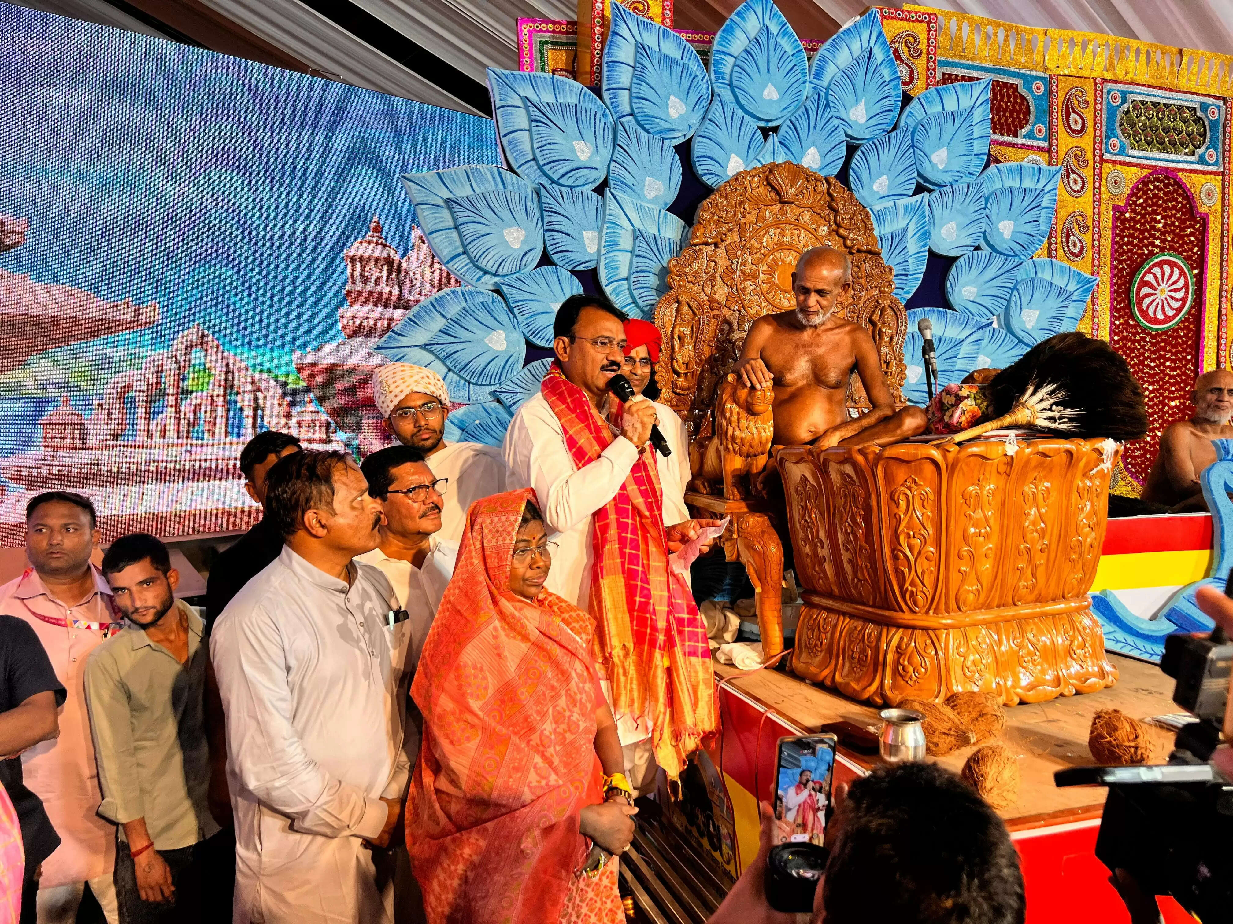 अजमेर में पंचकल्याणक महोत्सव:उप मुख्यमंत्री बैरवा एवं विधायक भदेल ने लिया महाराज का आशीर्वाद