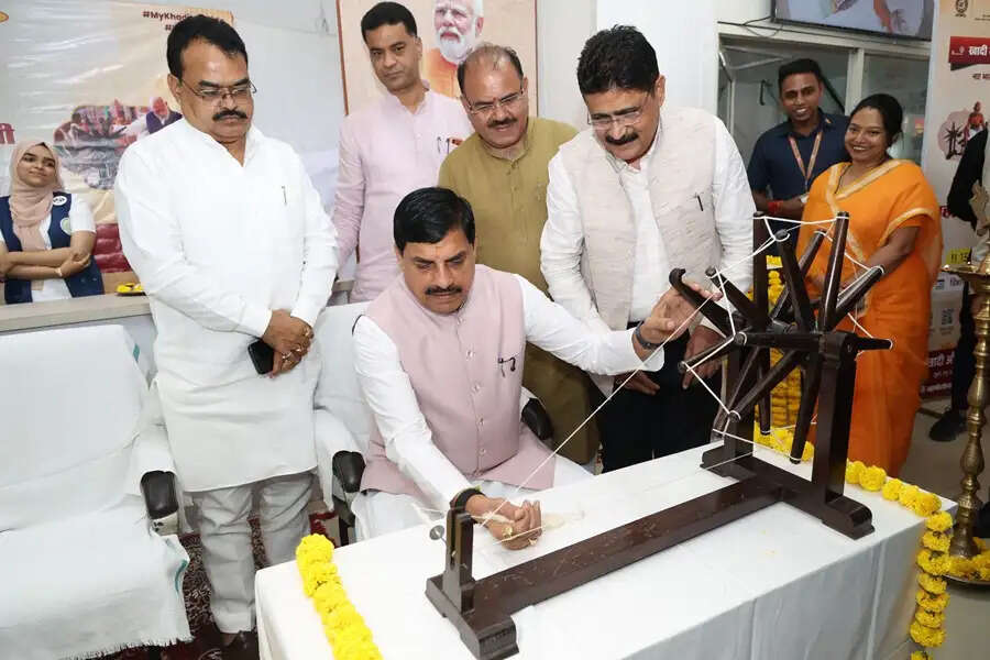 खादी अपनाएं, स्वदेशी की ओर बढ़ें : मुख्यमंत्री डॉ. यादव