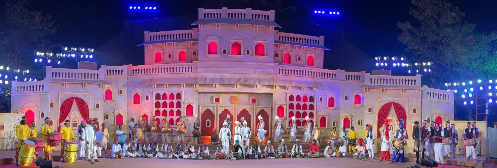 म्यूजिकल सिंफनी की धमक से गूंज उठा शिल्पग्राम, रंग-बिरंगे लोक रंगों के साथ उत्सव का समापन