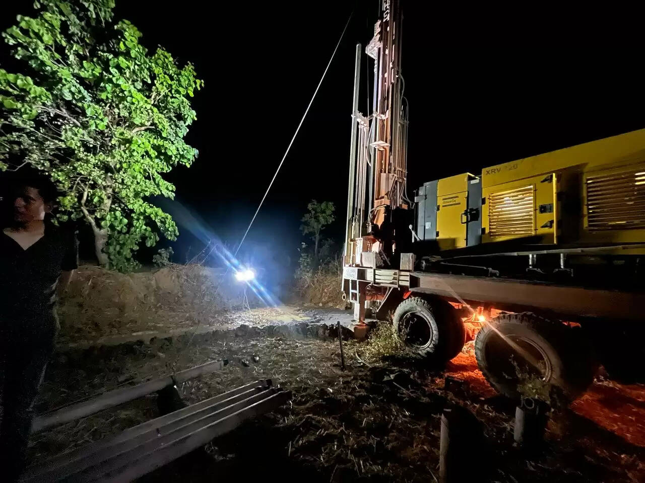 बलौदाबाजार : बिना अनुमति के बोर खनन पर कार्रवाई, बोर वाहन जब्त