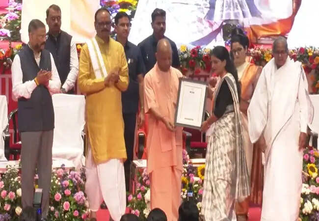 मुख्यमंत्री योगी आदित्यनाथ ने तीन हजार 567 चयनित अभ्यर्थियों को बांटे नियुक्ति पत्र