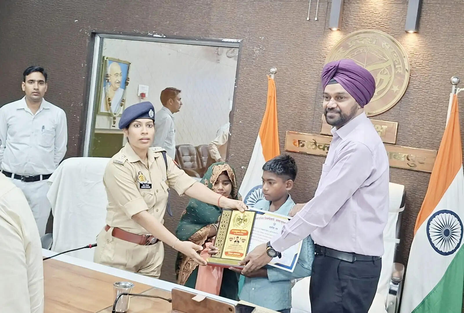 नदी मे डूबते तीन युवको की जान बचाने वाले बालक राजकुमार को मिला 'बाल वीरता पुरस्कार'