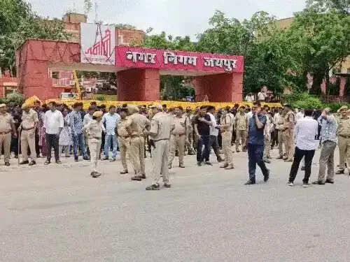 जलभराव और बदहाल सड़कों पर कांग्रेस का हल्लाबोल: वाटर कैनन के बीच निगम मुख्यालय घेरा