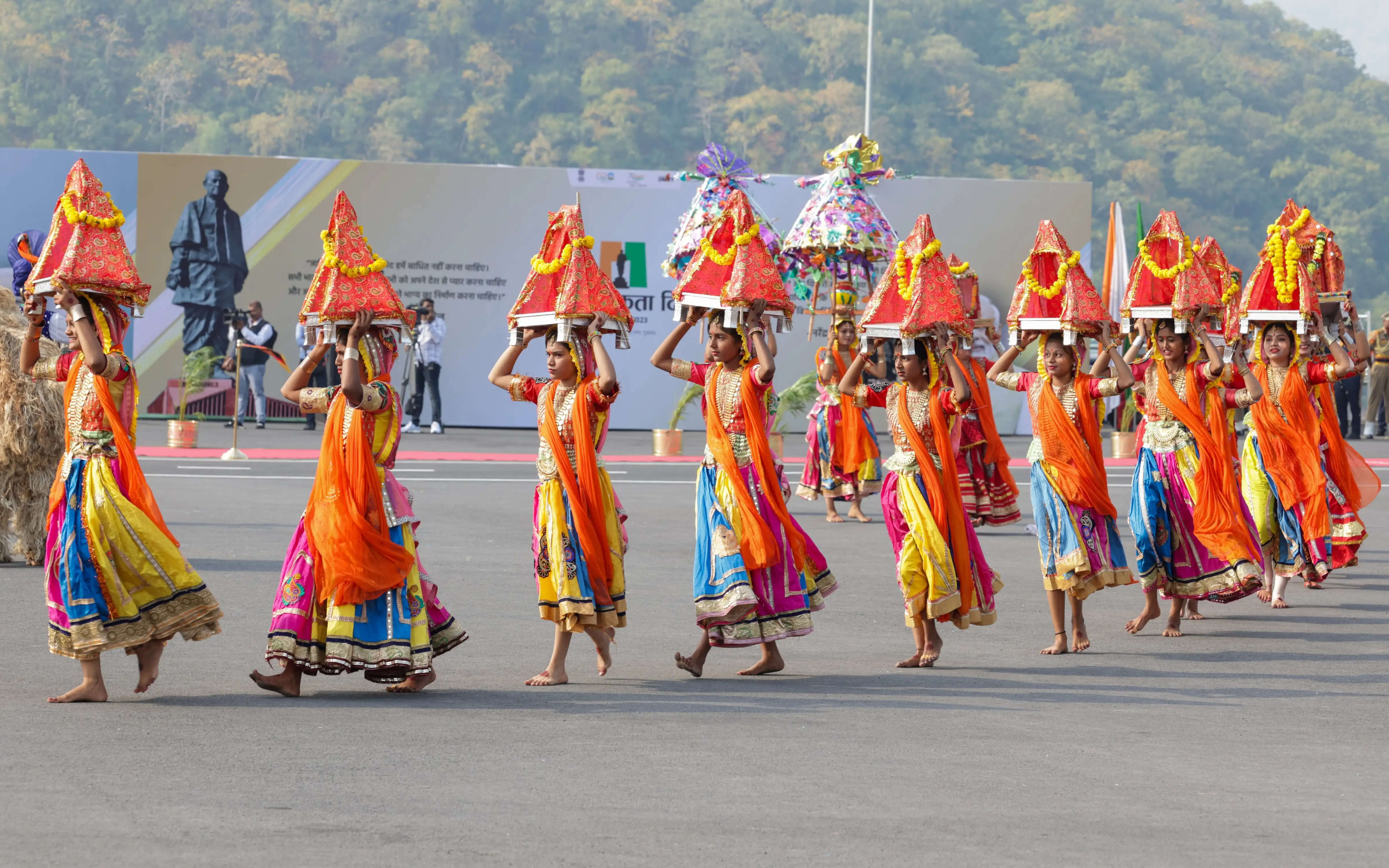 सरदार पटेल की प्रतिमा स्टैच्यू ऑफ यूनिटी पर हेलीकॉप्टर से पुष्प वर्षा