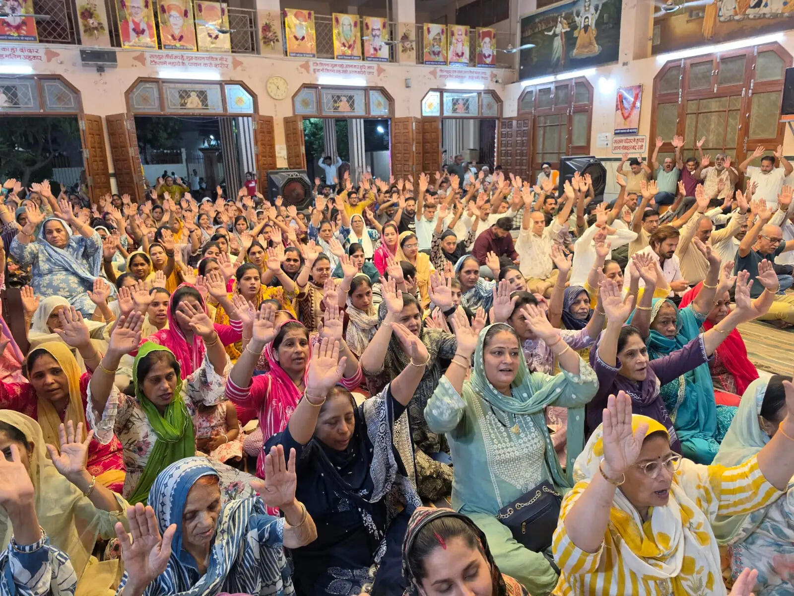 युवावस्था से ही करना चाहिए भजन, सत्संग और सद्कर्मों की शुरुआत: संत लोकेश