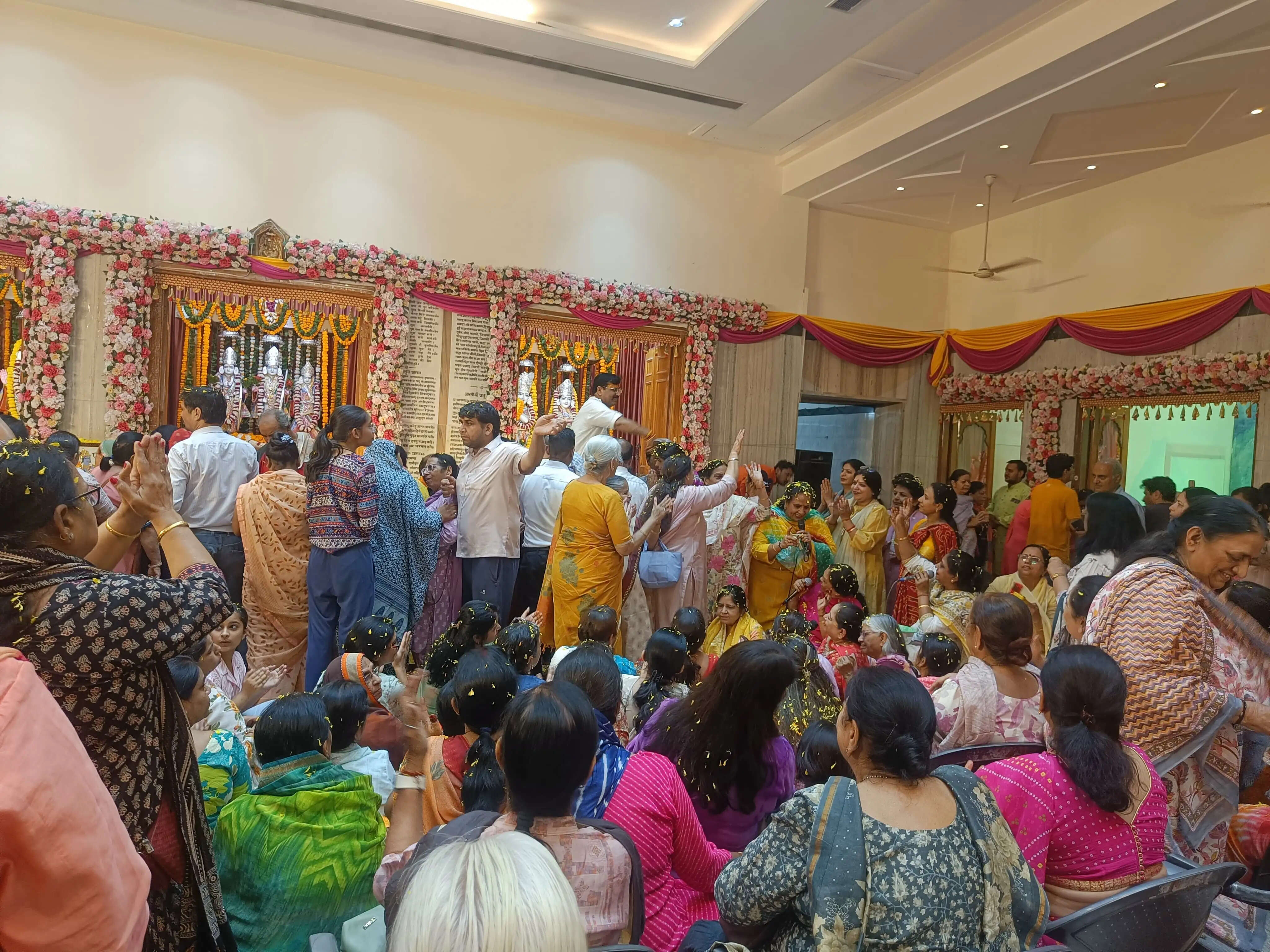 श्री राम मंदिर आदर्श नगर में श्री राम नवमी महोत्सव पर भगवान को पचरंगी पोशाक कराई धारण