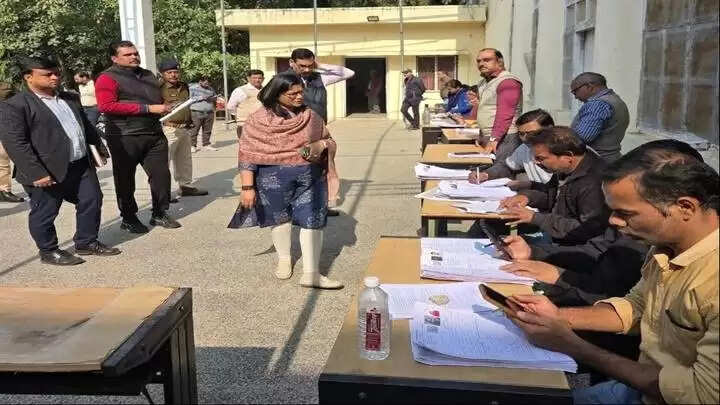 एसआईआर गणना पत्रक डिजिटाइजेशन के साथ-साथ शेष मैपिंग का काम भी कराए: कलेक्टर