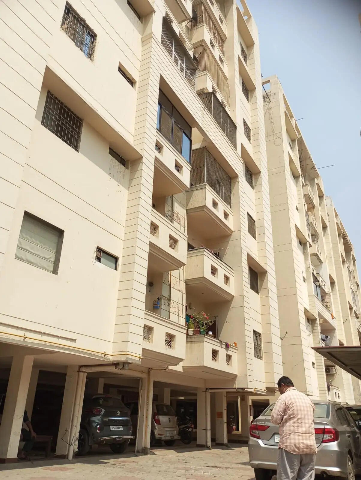 वाराणसी शिवपुर में अधेड़ महिला ने अपार्टमेंट के सातवीं मंजिल से कूद कर दी जान