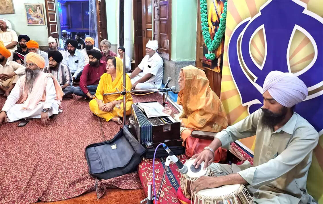 खालसा सृजना दिवस पर गुरुद्वारे में सजा विशेष दीवान