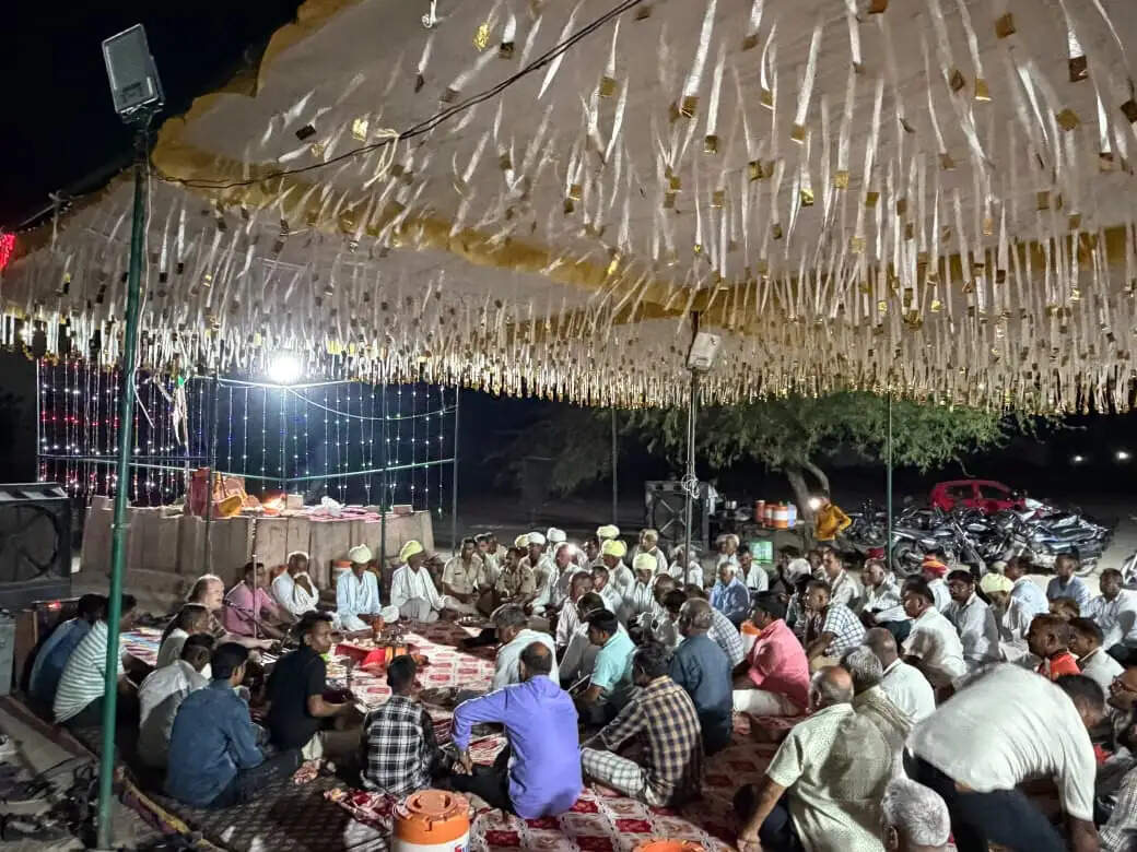 रात्रि जागरण में लोकभजनों पर झूमे श्रद्धालु