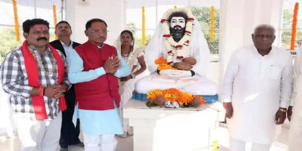 रायपुर : मुख्यमंत्री ने की लालपुर धाम में बाबा गुरू घासीदास की प्रतिमा की पूजा अर्चना