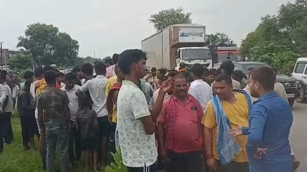 सारण के डोरीगंज में तेज रफ्तार बाइक की चपेट में आने से महिला की मौत, सड़क जाम