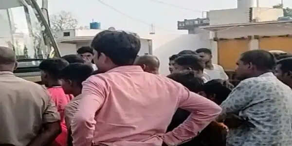 स्कूल बस की टक्कर से बाइक सवार की मौत