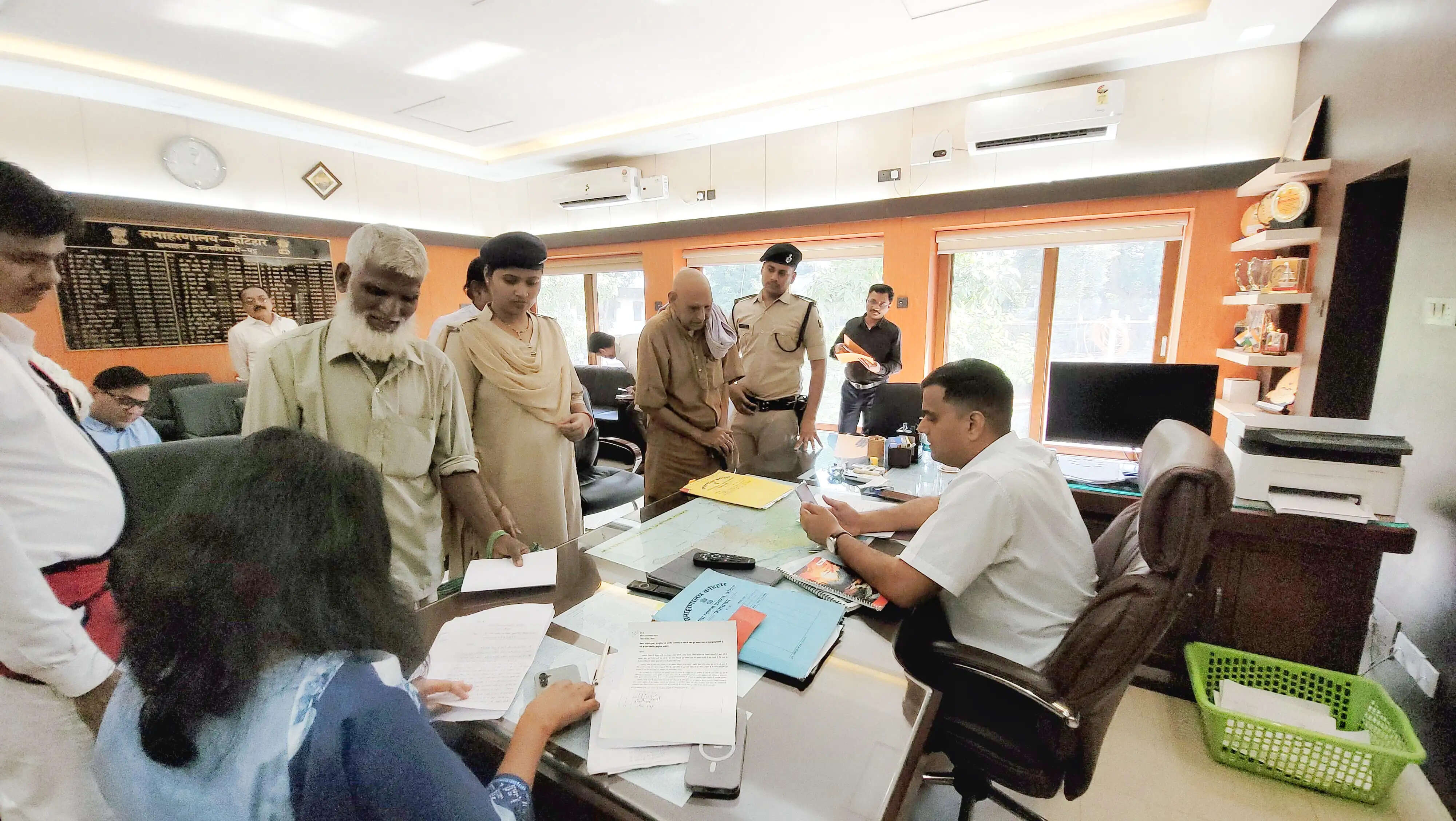 'सबका सम्मान, जीवन आसान': जनता दरबार में डीएम ने सुनीं 45 फरियादियों की समस्याएं, तुरंत निपटारे के सख्त निर्देश