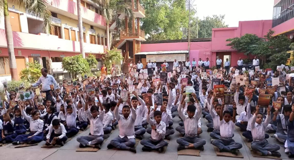 विश्व हिंदी दिवस पर राकेश चक्र ने स्वलिखित 200 पुस्तकें व 300 बाल साहित्य बांटे