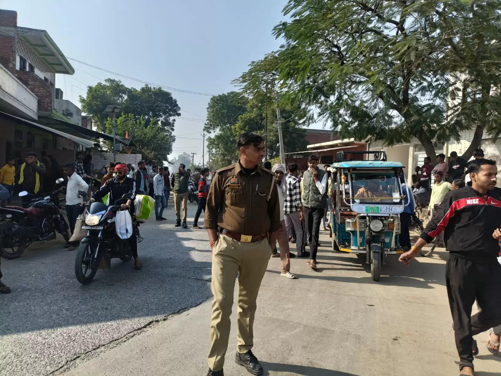 रिक्शा खड़ा करने के विवाद में दो पक्षों चले लाठी-डंडे, कई घायल