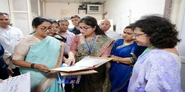 मुख्यमंत्री ने लोक नायक अस्पताल में सखी वन स्टॉप सेंटर का किया निरीक्षण