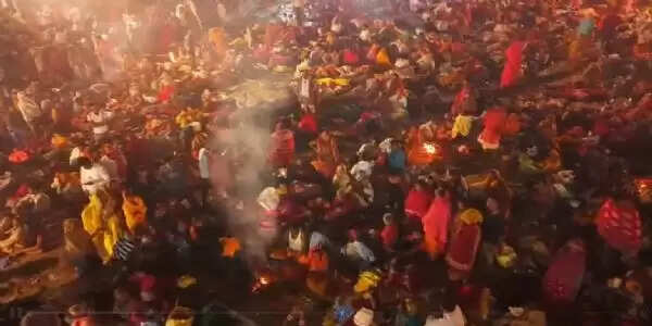 कार्तिक पूर्णिमा पर श्रद्धालुओं ने किया पवित्र स्नान