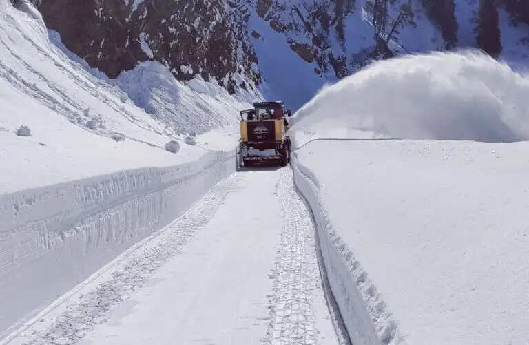 भारी बर्फबारी के बाद बीआरओ ने जम्मू में मुगल, बसोहली-भद्रवाह सड़कों पर बर्फ हटाने का काम तेज