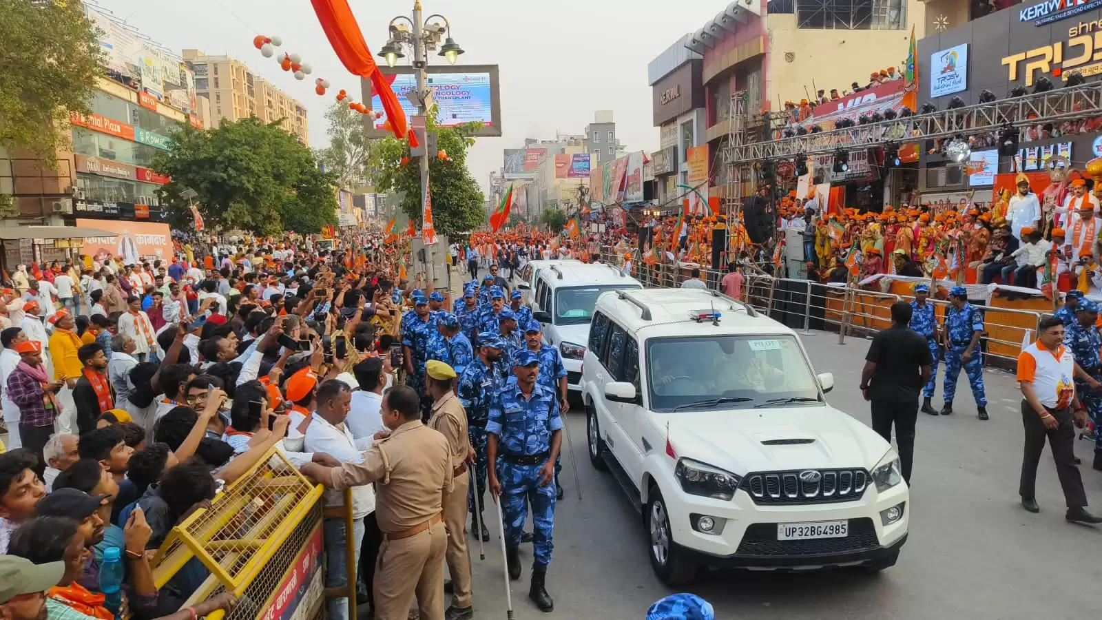 (अपडेट) वाराणसी में प्रधानमंत्री मोदी के रोड शो में टूटी मजहब की दीवार, मुस्लिम महिलाओं ने की पुष्पवर्षा