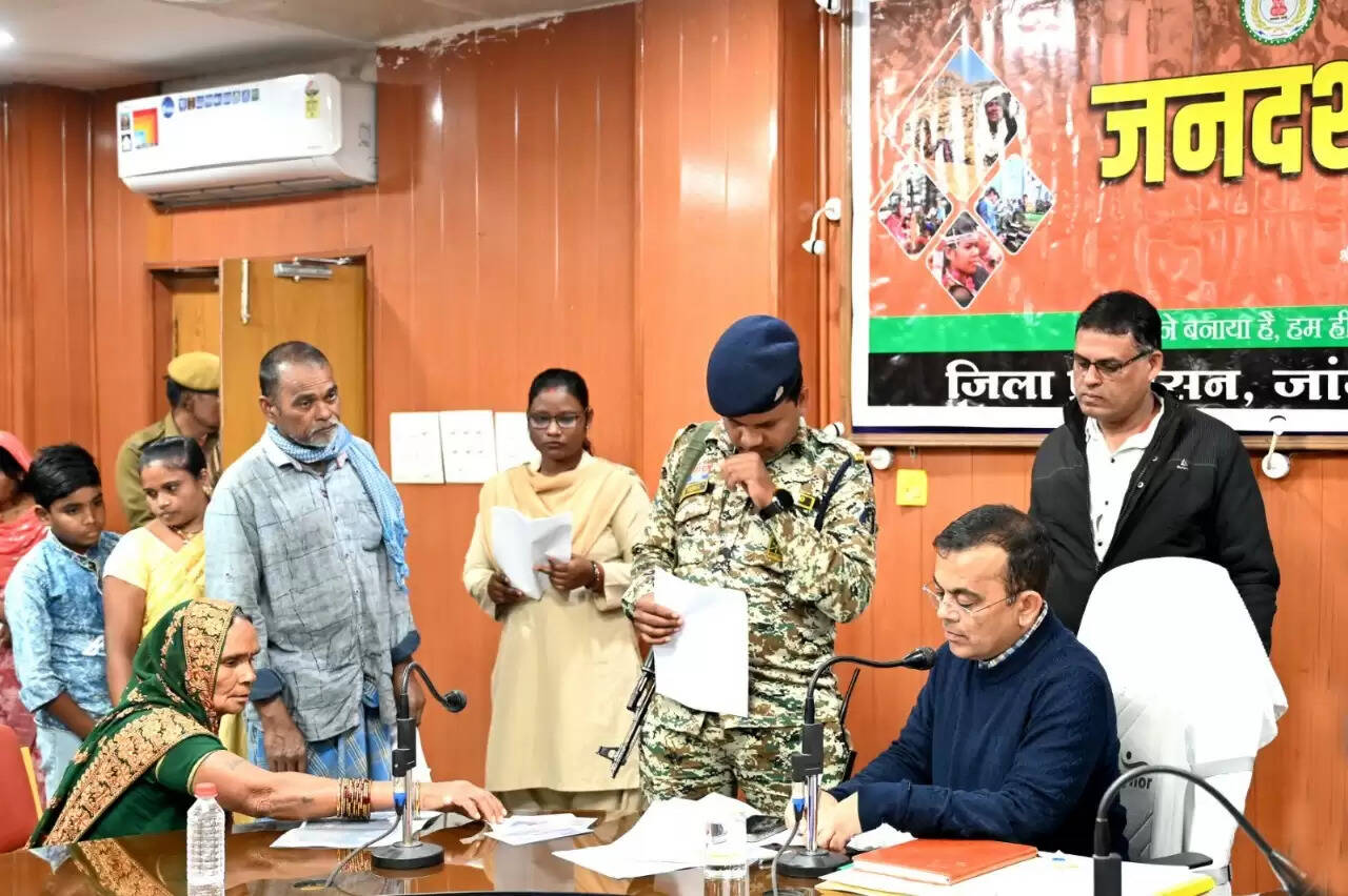 जांजगीर कलेक्टर ने जनदर्शन कार्यक्रम में सुनी आमजनों की समस्याएं