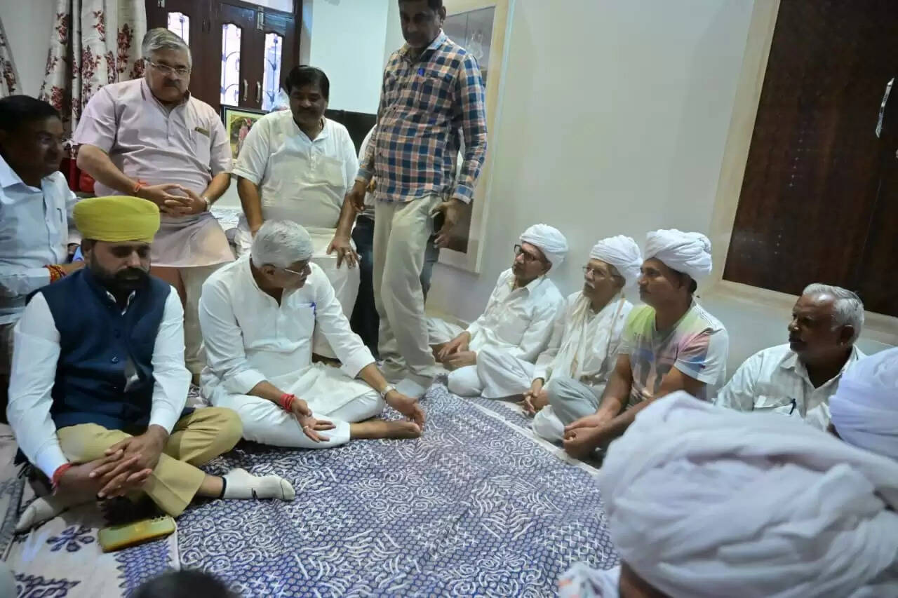 मतोड़ा हादसे के परिवारों से मिले शेखावत, बांटा दु:ख