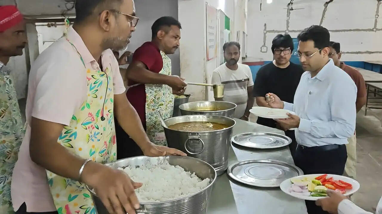 डीएम ने जवाहर नवोदय विद्यालय का किया औचक निरीक्षण