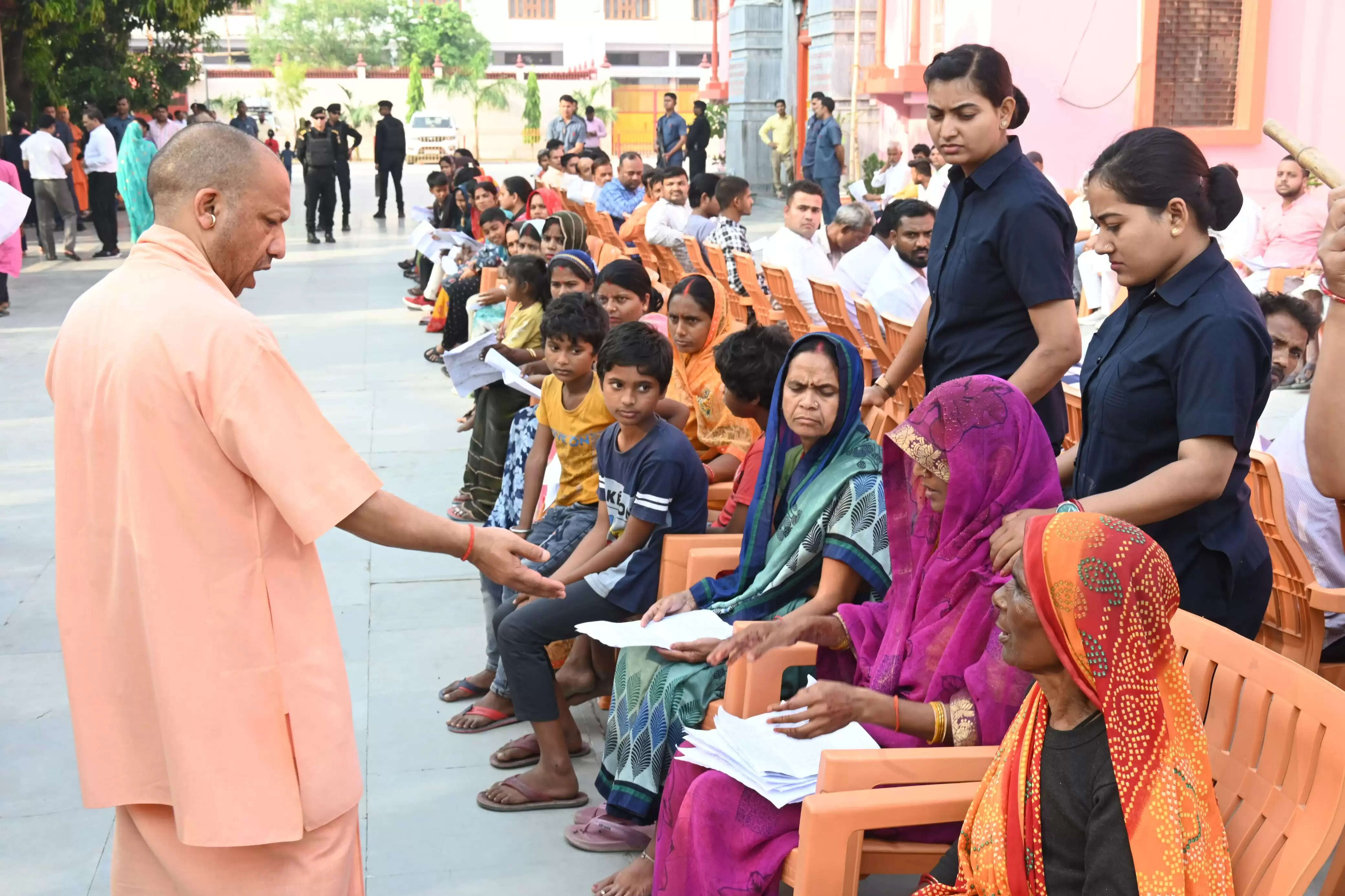 अस्पताल जाने की करें व्यवस्था, भर्ती कराकर कराएं समुचित इलाज : मुख्यमंत्री याेगी
