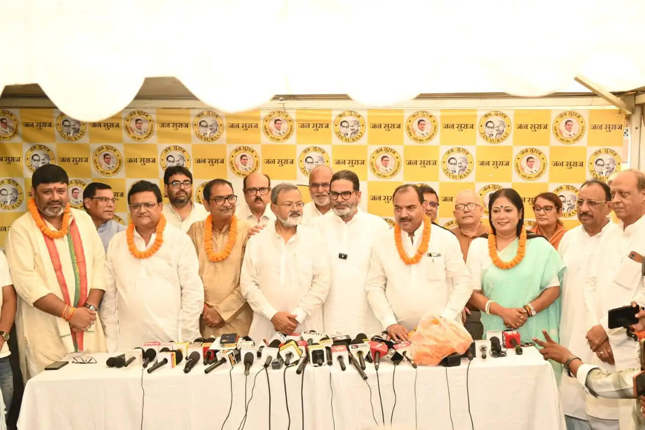 प्रशांत किशोर ने एमएलसी&nbsp;चुनाव को लेकर जन सुराज समर्थित 5 उम्मीदवारों की घोषणा की, कहा- जीतें तो 7वां वेतनामान कराएंगे लागू