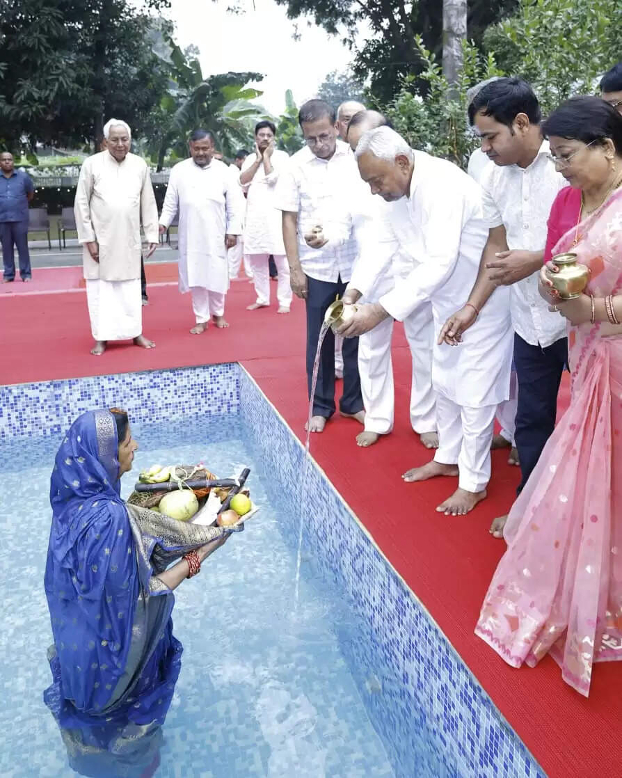 उदीयमान सूर्य को अर्घ्य देने के साथ चार दिवसीय महापर्व छठ का समापन