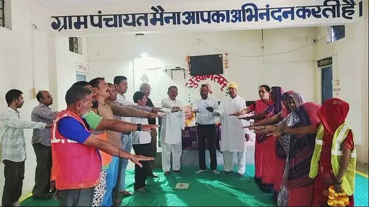 सीहोरः महात्मा गांधी एवं लाल बहादुर शास्त्री की जयंती पर स्वच्छता मित्रों का किया गया सम्मान