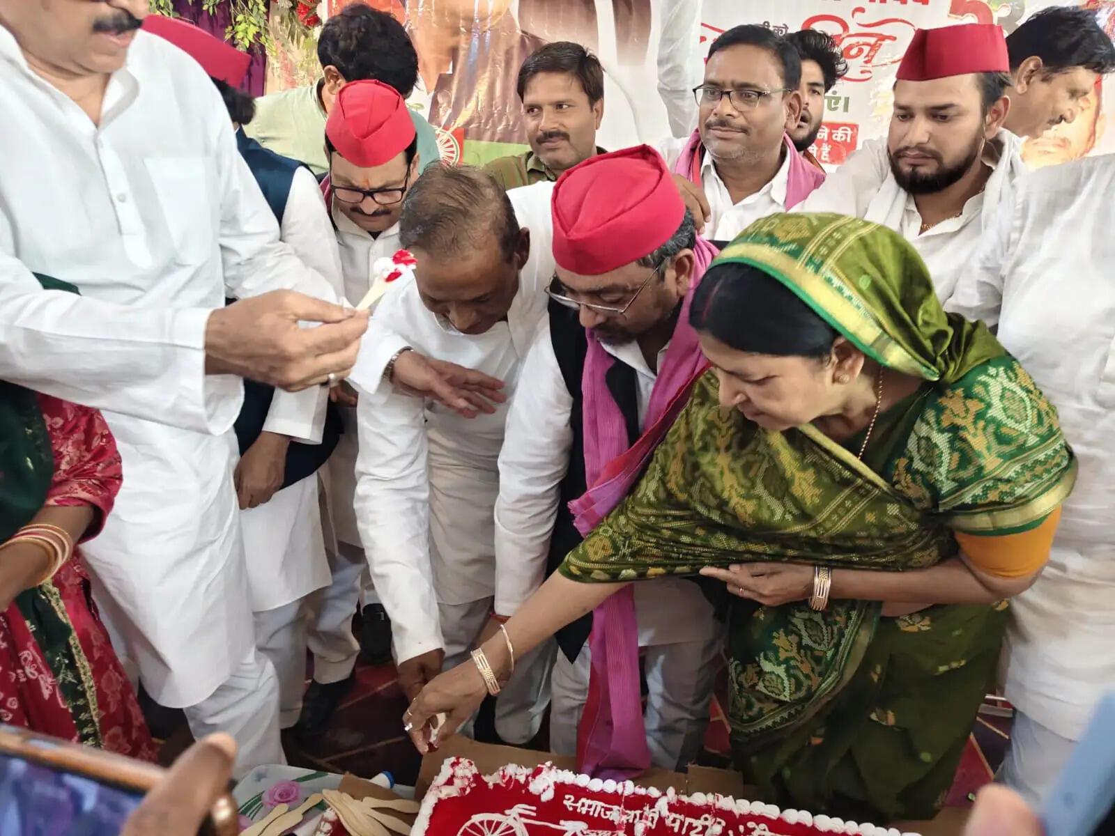 अखिलेश यादव का 53वां जन्मदिन जौनपुर में धूमधाम से मनाया, 2027 में पीडीए सरकार बनाने का लिया संकल्प