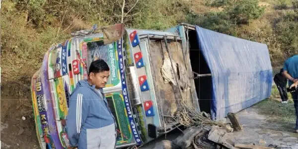 नेपाल : मकवानपुर में ट्रक पलटने से त्रिभुवन राजपथ अवरुद्ध