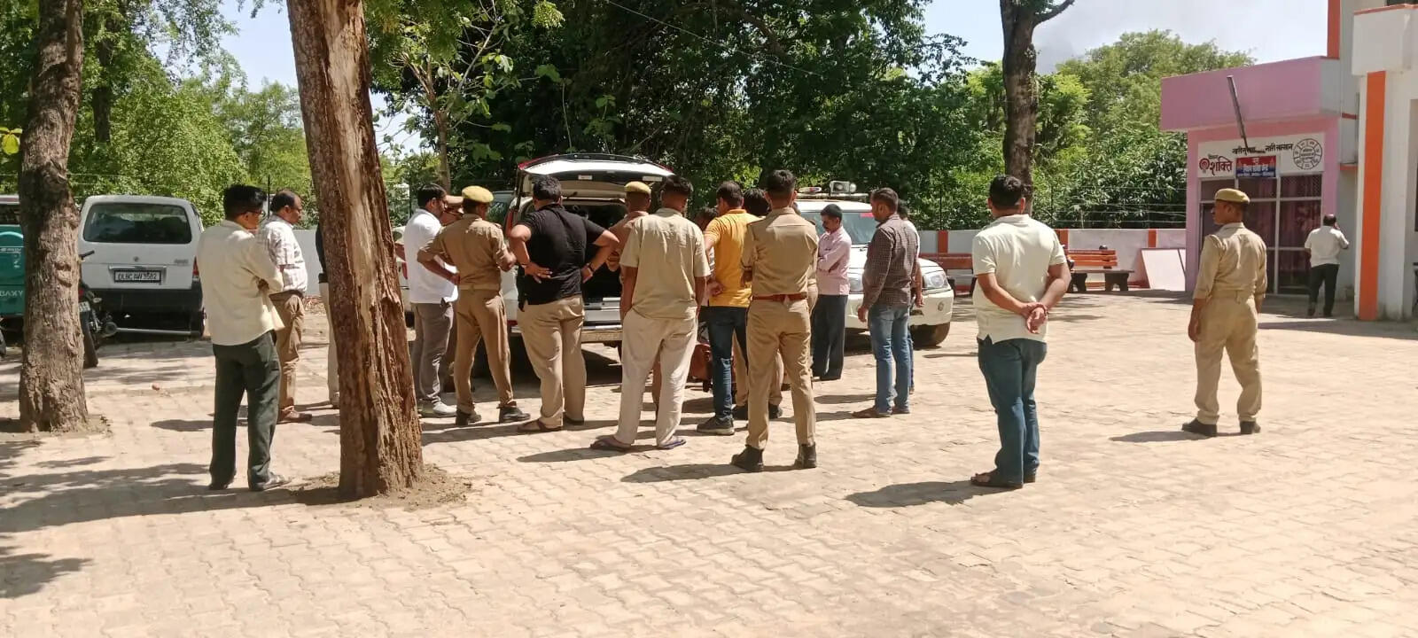 पुलिस ने दो फॉर्च्यूनर पकड़े, एक से करोड़ों रुपये नकद बरामद