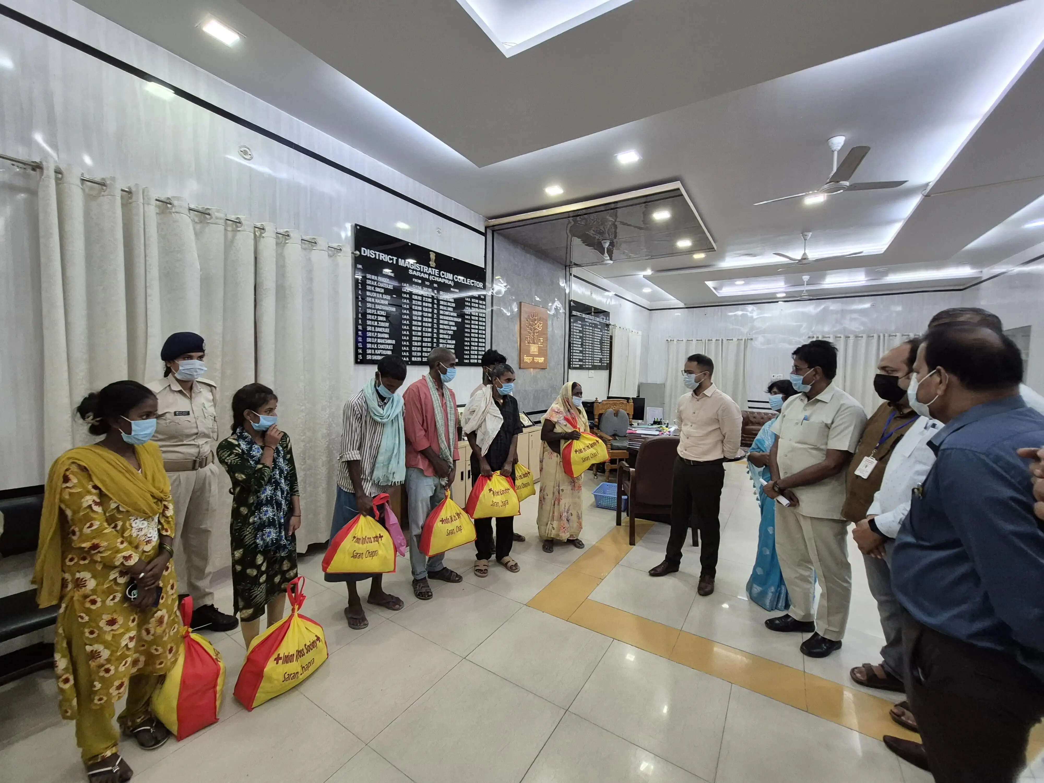 छपरा में जिलाधिकारी ने टीबी मरीजों को बांटी पोषण किट