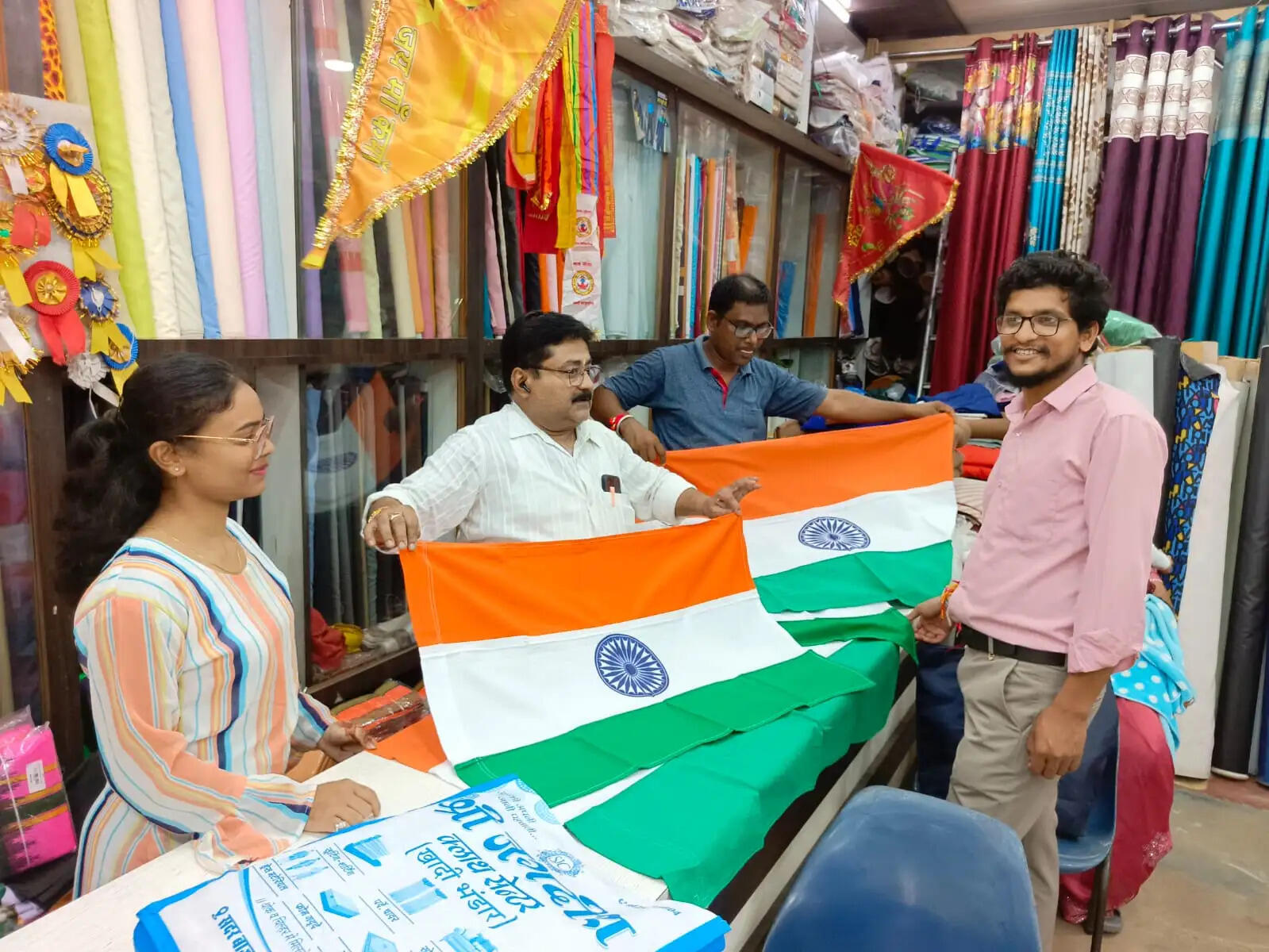 संशाेधित: दुकानों में तिरंगे की बढ़ी बिक्री, राष्ट्रीय पर्व के लिए शहर तैयार