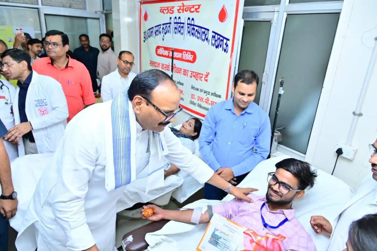 प्रधानमंत्री के जन्मदिन पर ब्रजेश पाठक ने सिविल अस्पताल में किया फल वितरण