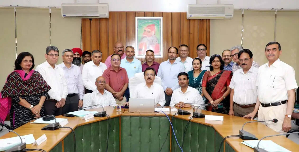 हिसार : स्कूली शिक्षा विद्यार्थियों के उज्ज्वल भविष्य की मजबूत नींव : प्रो. विजय कुमार