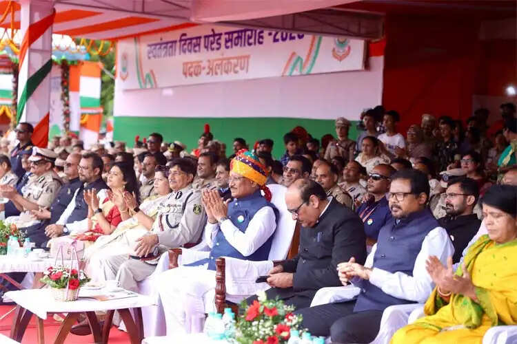 स्वतंत्रता दिवस समारोह: शालेय विद्यार्थियों की सांस्कृतिक प्रस्तुतियों ने बांधा समां