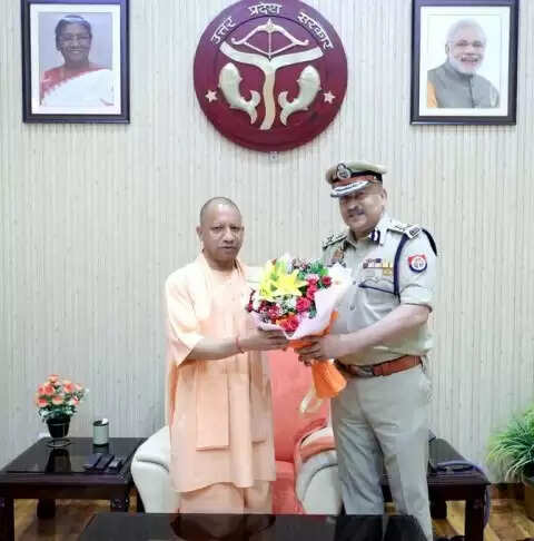 सीएम योगी आदित्यनाथ से डीजीपी राजीव कृष्ण ने की शिष्टाचार भेंट