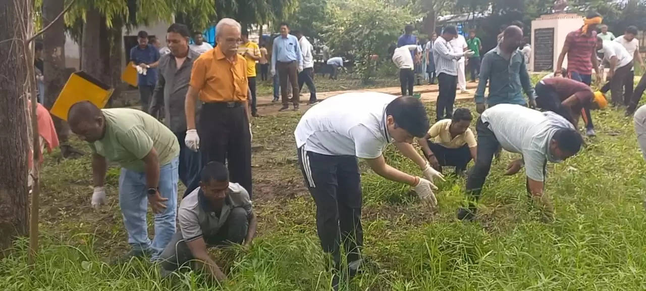 जांजगीर: कलेक्टर, नगर पालिका अध्यक्ष सहित जनप्रतिनिधियों ने चांपा में श्रम दान कर चलाया स्वच्छता अभियान