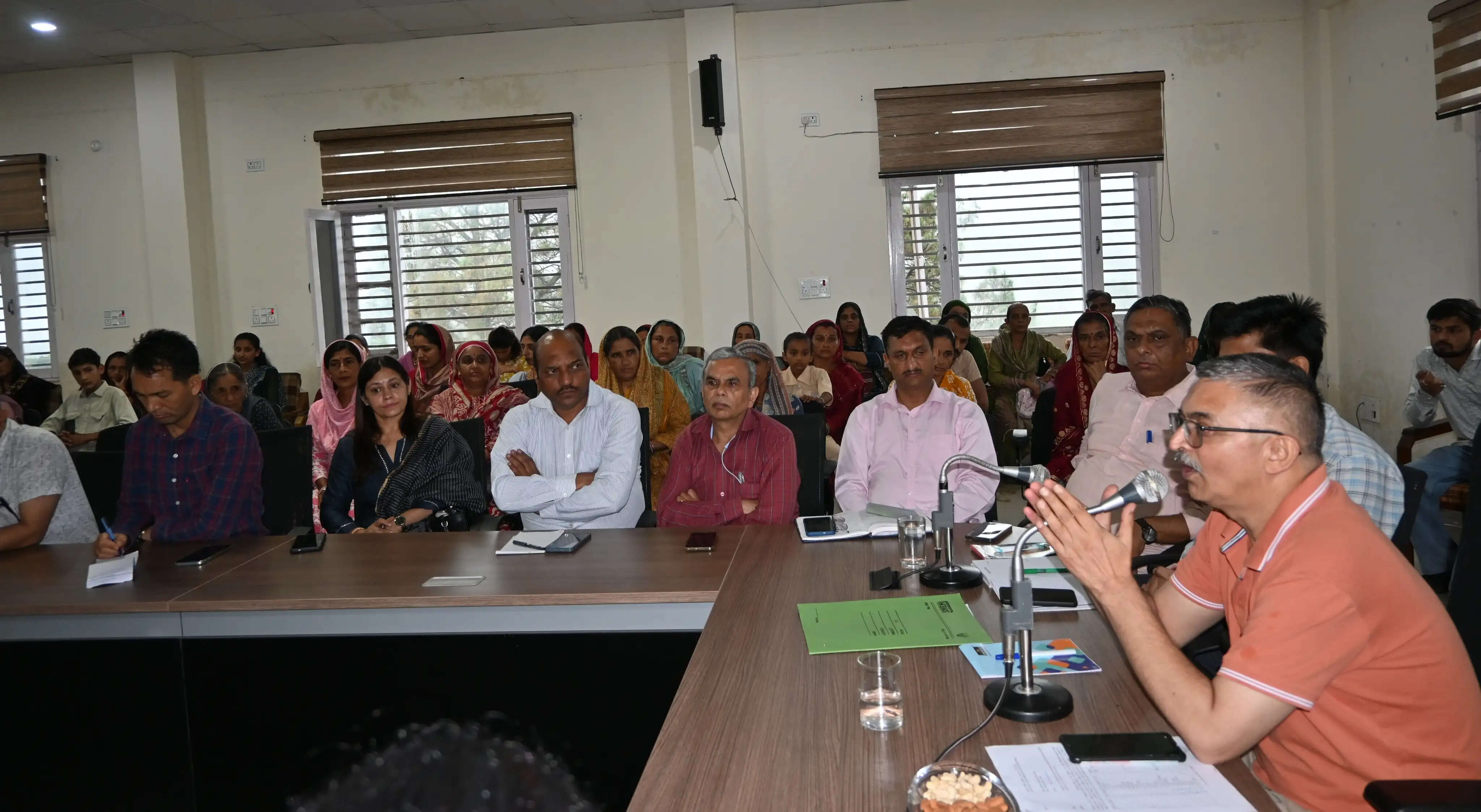 विकास खंड नाहन के बीपीएल परिवारों से विधायक अजय सोलंकी ने किया संवाद