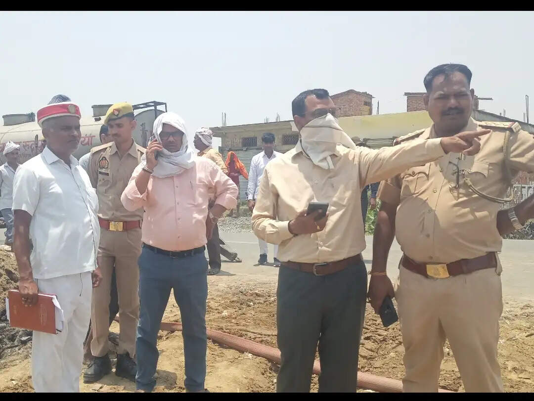 देवरिया में कूड़े के ढेर में लगी आग बनी जानलेवा, बाइक सवार पिता,बेटा और बेटी झुलसे