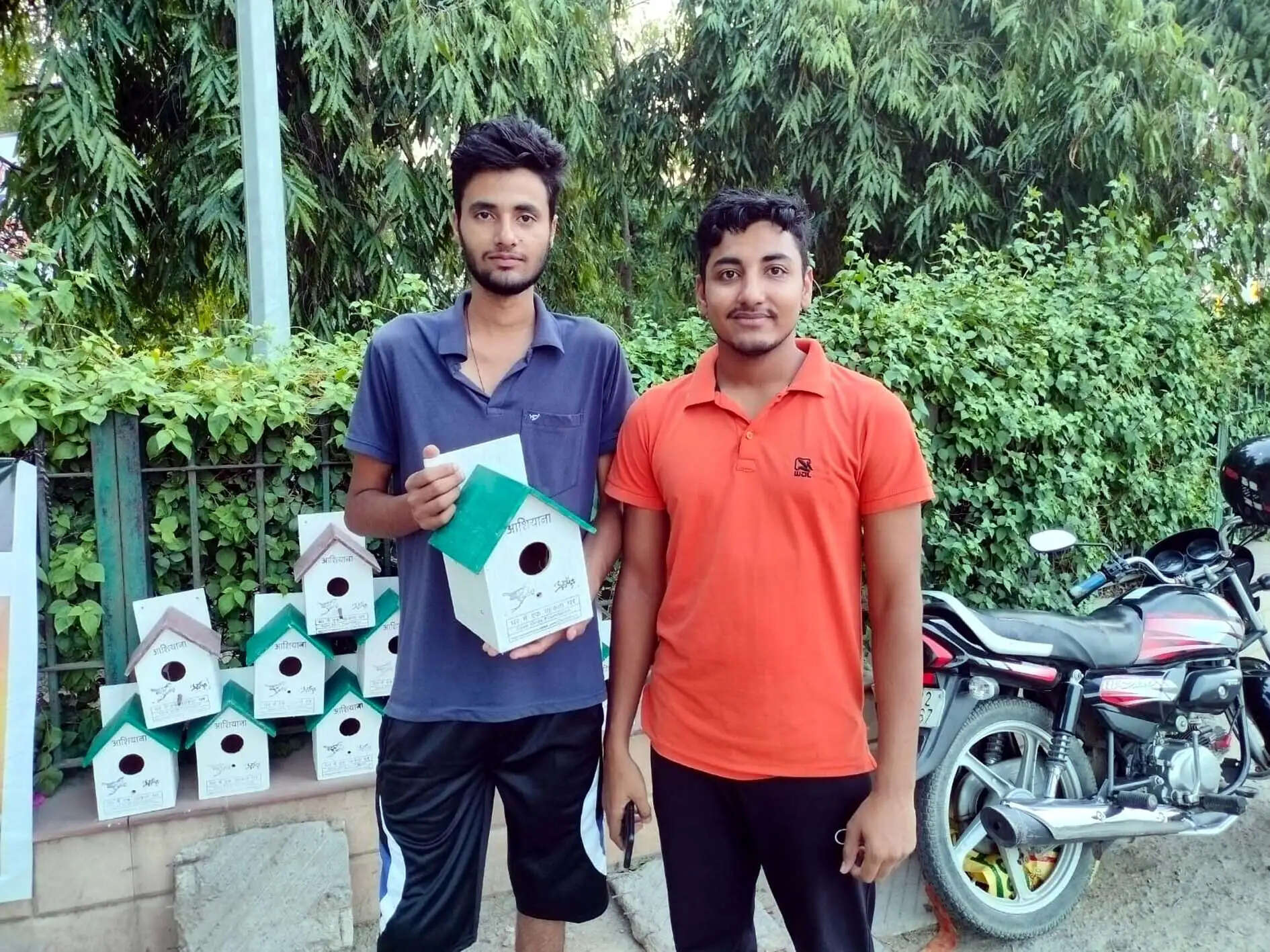 हिसार : कंप्यूटर इंजीनियर ने चिड़ियों के लिए बनाया कृत्रिम आशियाना