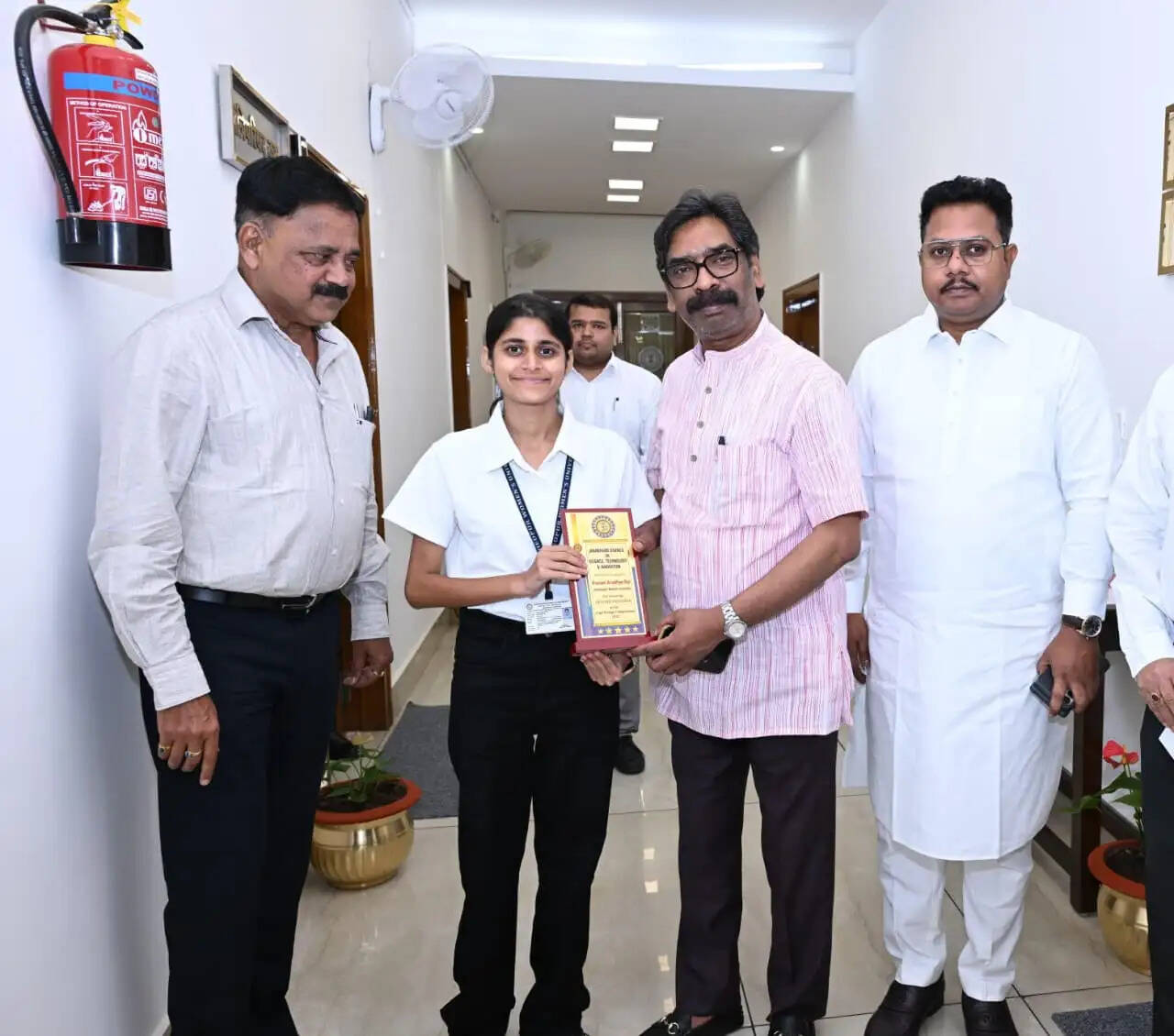 प्रतियोगिता में विजेता चुने जाने पर मुख्यमंत्री ने छात्रा को किया सम्मानित