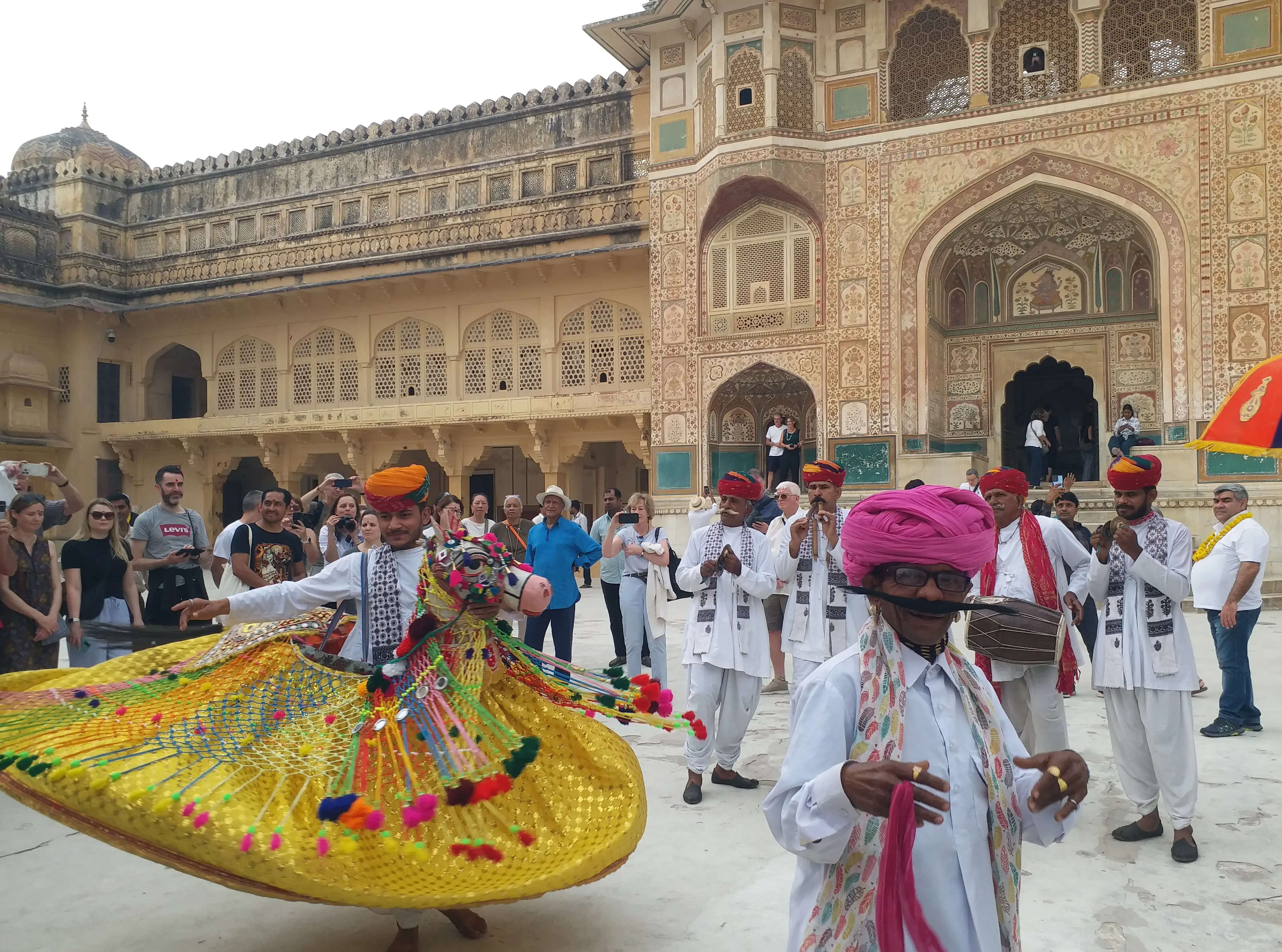 राजस्थान दिवस पर स्मारकों में उमड़ी भीड़: पर्यटकों का राजस्थानी अंदाज में स्वागत