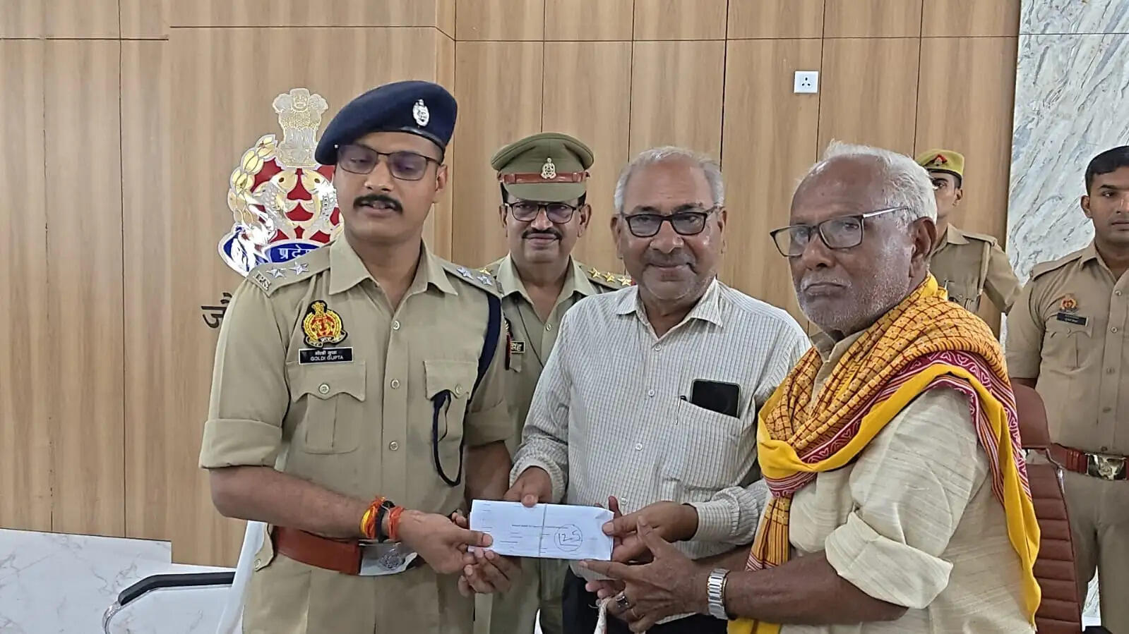 जौनपुर पुलिस ने खाेज निकाला खाेए 151 मोबाइल