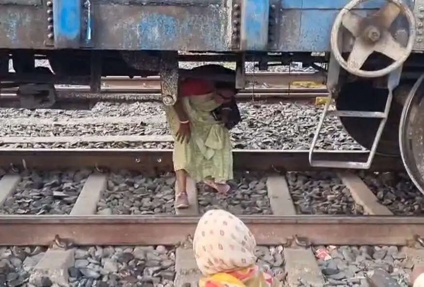 लापरवाही, ट्रेन के नीचे से गुजरते दिखे लोग